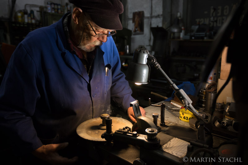 J.Beilner betrieb bis ins hohe Alter eine Werkstatt für Geräte- und Maschinenreparatur; J.Beilner ran a repair workshop for machinery til old age